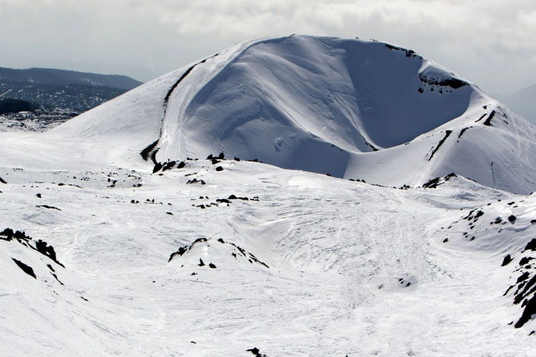 Car rental with driver for a sightseeing tour around the volcano